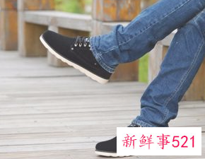 男生牛仔裤配什么鞋子