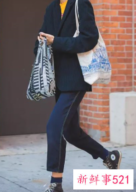 牛仔裤配黑色鞋好看吗