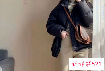 黑色羽绒服配什么丝巾