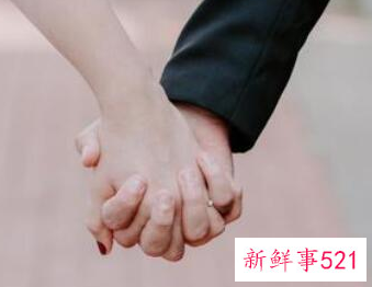 男生主动十指扣的含义