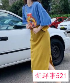 针织开叉半身裙搭配什么上衣