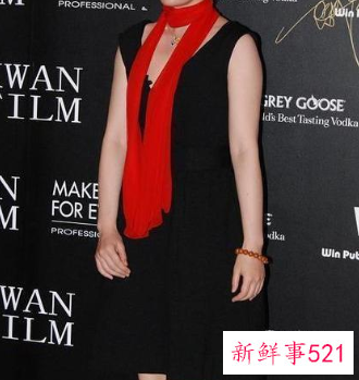 黑色裙子配什么围巾好看