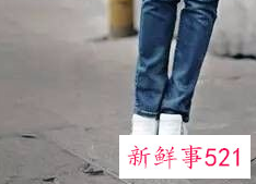 男生牛仔裤配什么鞋子