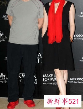 黑色裙子配什么围巾好看