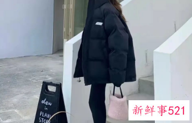 黑色羽绒服配什么丝巾