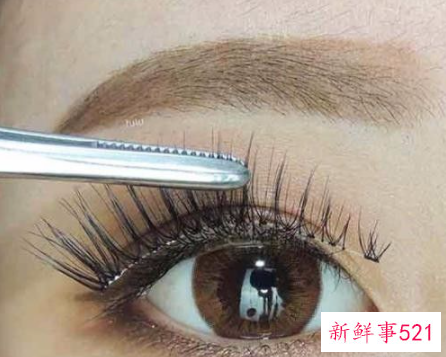 粘假睫毛的步骤