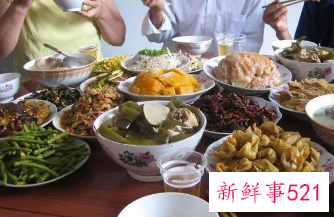 梦见和几个人一起吃饭是什么意思