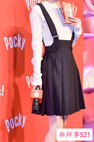 背带裙子怎么穿