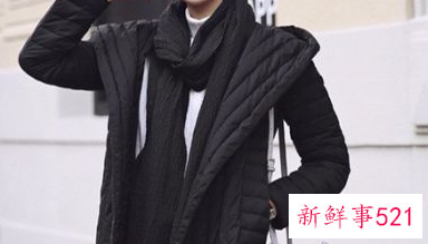 黑色羽绒服配什么丝巾