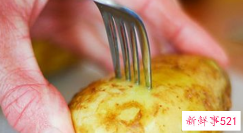 微波炉烤土豆的做法