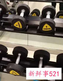 女生练臀负重哑铃选多少