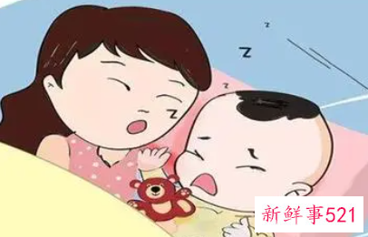 从床上抱起新生儿