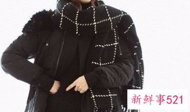 黑色羽绒服配什么丝巾