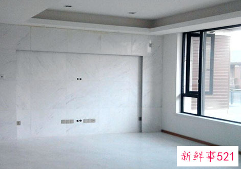 下雨天室内能铺地板砖吗