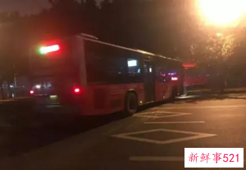 梦见和女人坐公交车上