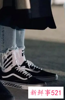 高帮鞋配长袜还是短袜