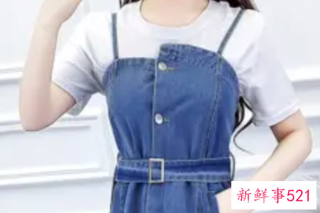 蓝色牛仔吊带裙搭配什么颜色上衣