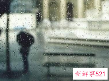 已婚女人梦见外面下雨