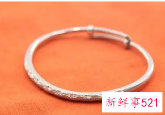 才买的银镯子戴两天就黄了