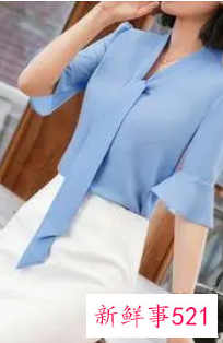 夏季面试的着装女生