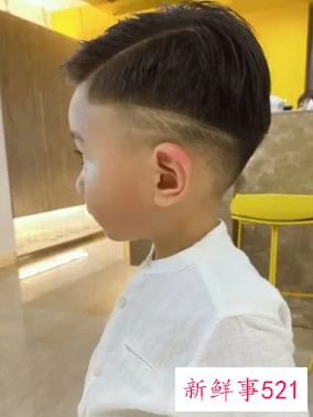 小男孩脸小适合什么发型