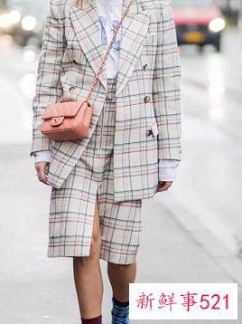 针织开叉半身裙搭配什么上衣