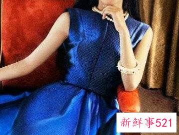 穿裙子佩戴的项链