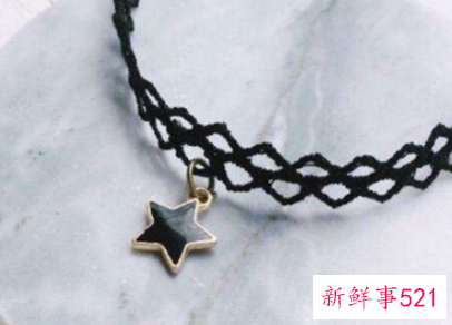 穿裙子佩戴的项链