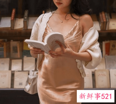 穿裙子佩戴的项链