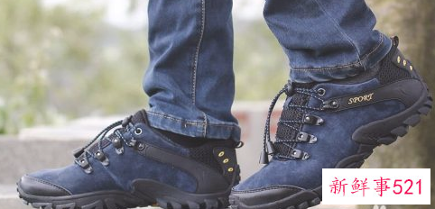 男生牛仔裤配什么鞋子