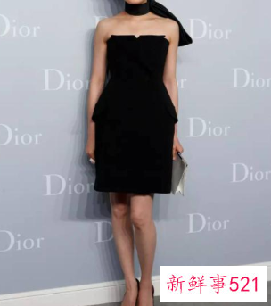 黑色裙子配什么围巾好看