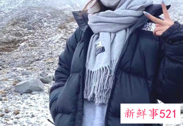 黑色羽绒服配什么丝巾