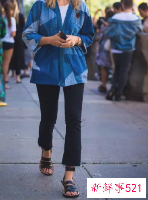 牛仔裤配黑色鞋好看吗