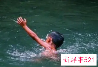 梦见自己掉水坑里了