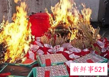 梦见在墓地给亲人烧纸是什么意思