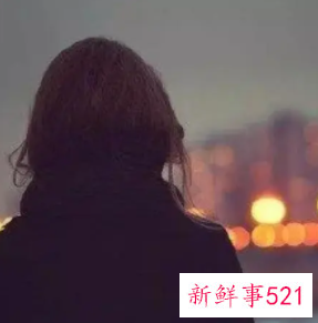 梦见陌生人叫自己名字答应了就醒了