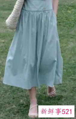 配裙子的百搭凉鞋