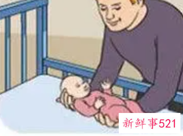 从床上抱起新生儿