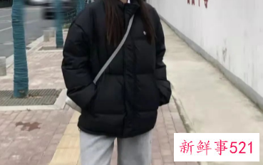 黑色羽绒服配什么丝巾