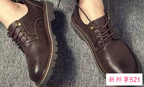 男生牛仔裤配什么鞋子