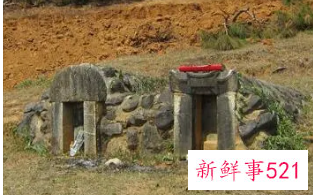 梦见好多人到家地里起坟