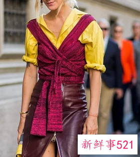 针织开叉半身裙搭配什么上衣