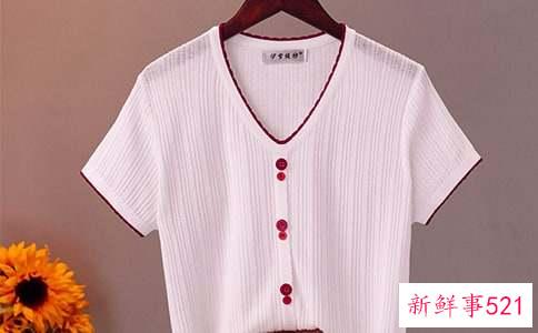 喇叭牛仔裤怎么搭配上衣好看