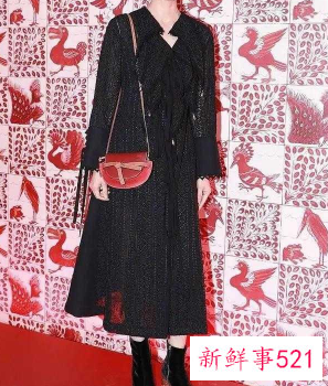 黑色裙子配什么围巾好看