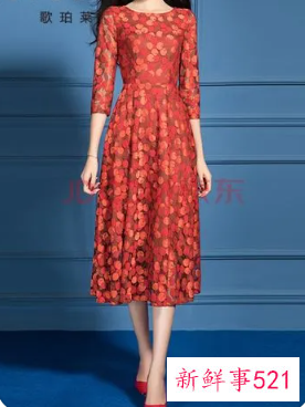 连衣裙配高跟凉鞋