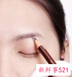 新手化淡妆的步骤和需要的化妆品