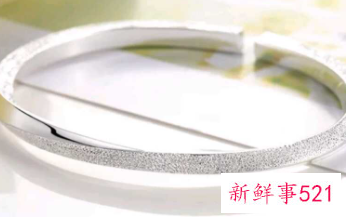 才买的银镯子戴两天就黄了