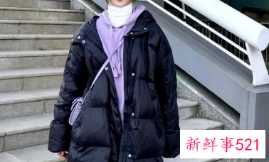 黑色羽绒服配什么丝巾