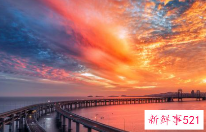 女人的肢体动作暗示