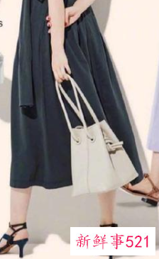 配裙子的百搭凉鞋